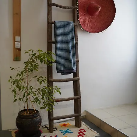 Lily A L'auberge לאוקאט